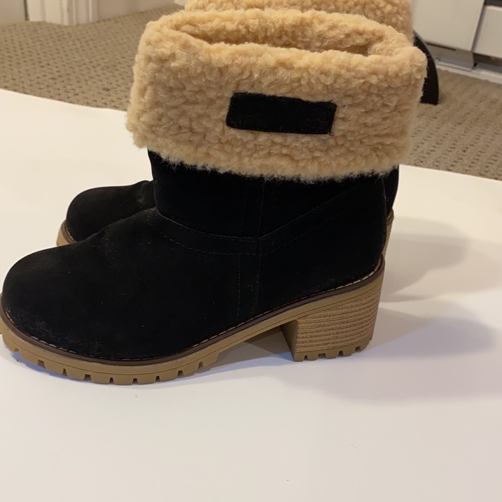 Ladies suede boots